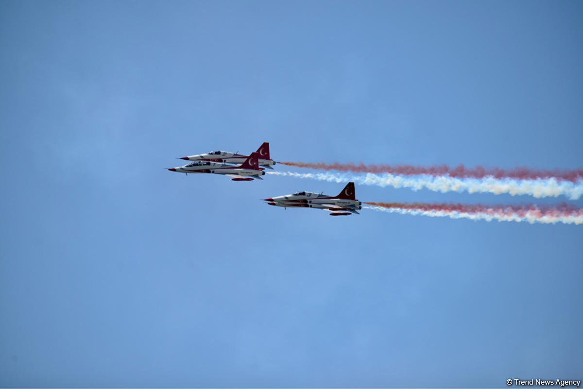 "Türk Ulduzları” Bakı səmasında nümunəvi uçuşlar edib (FOTO)