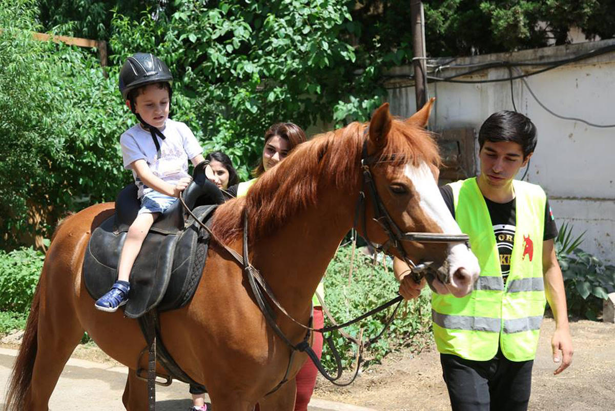 Дети с синдромом Дауна и ДЦП провели акцию в поддержку Гаджи Нурана Гусейнова (ФОТО)