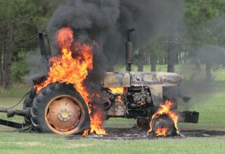 Qusarda traktor yanıb