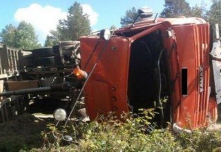 Ələt-Astara yolunda qoşqulu "KAMAZ" aşdı, sürücü öldü