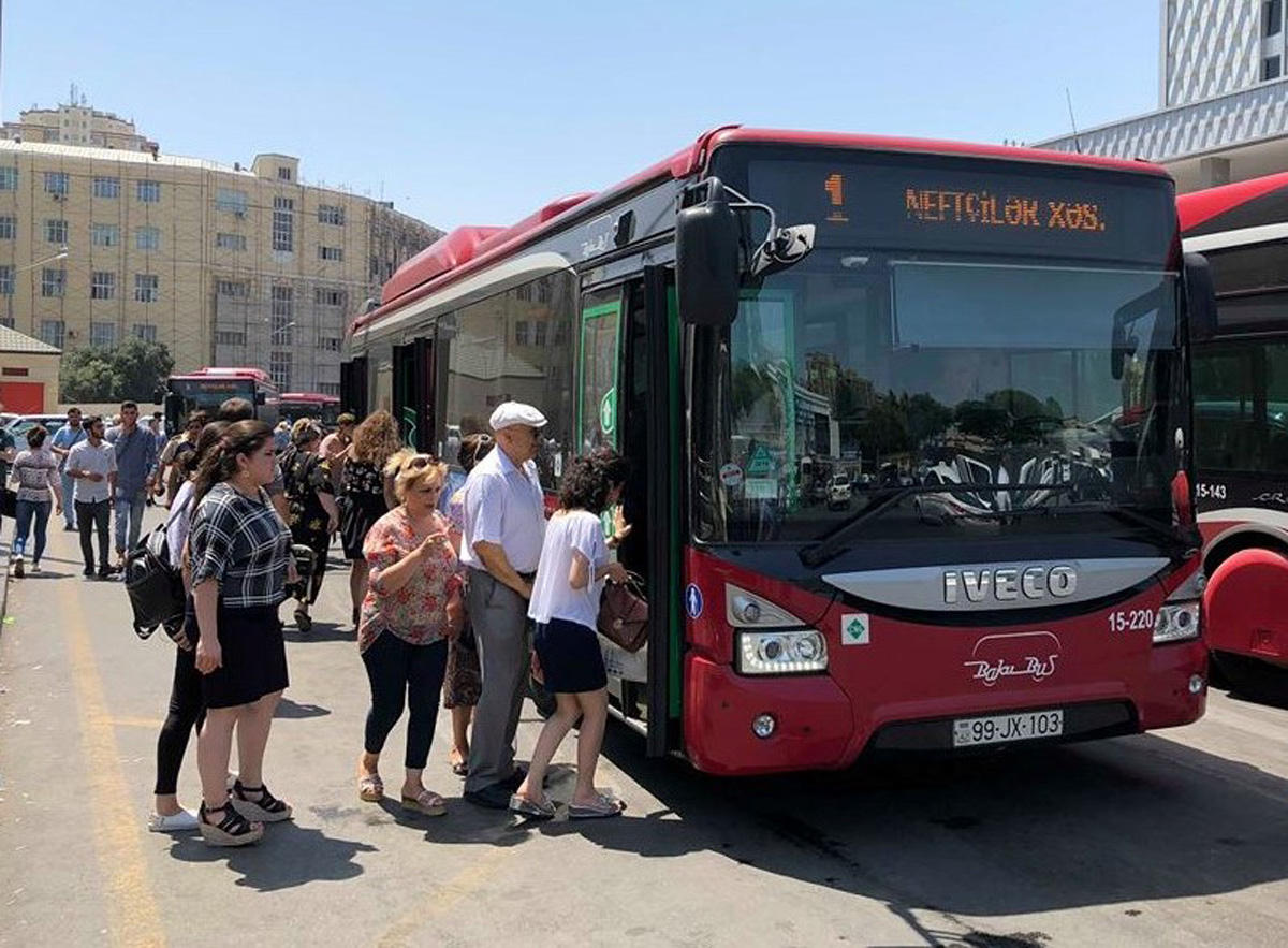 “BakuBus”: Avtobuslardan ödənişsiz istifadə xüsusi rejim başa çatanadək davam edəcək (FOTO)