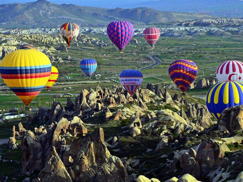 Balloon carrying tourists in Turkey makes emergency landing