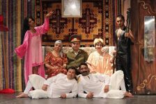 Gənc Tamaşaçılar Teatrında “Öldürsənə məni, Canikom” tamaşasının premyerası keçirilib (FOTO)