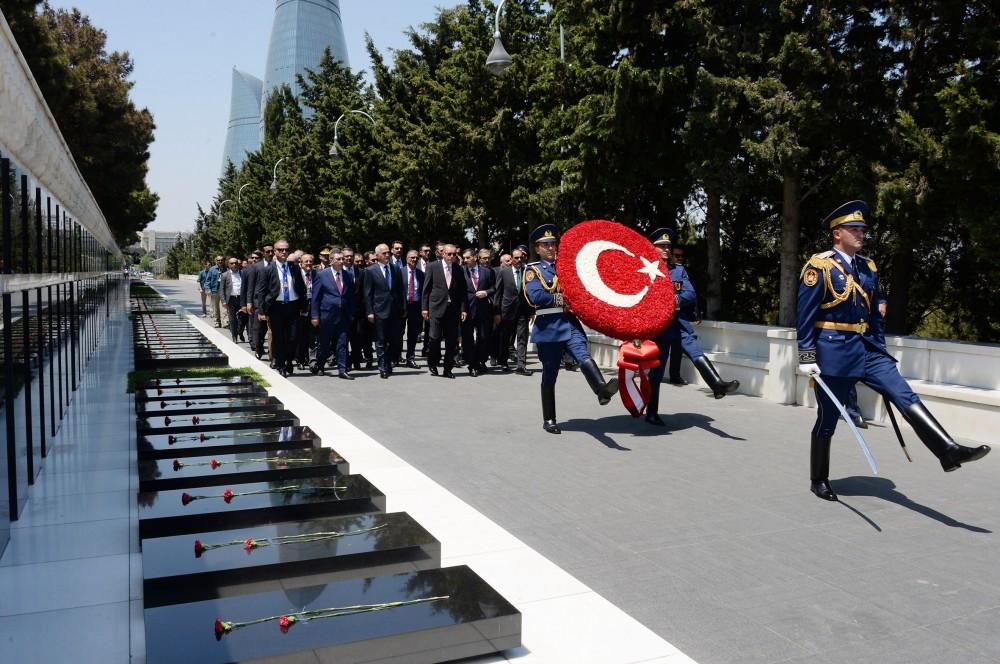 Erdogan visits grave of Azerbaijani national leader Heydar Aliyev  (PHOTO)