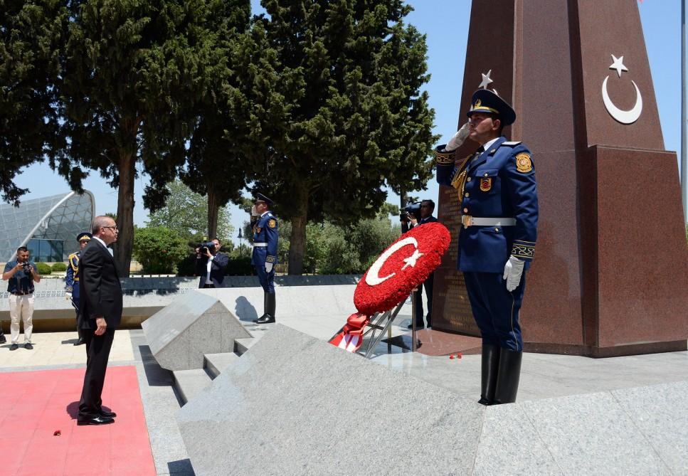 Erdogan visits grave of Azerbaijani national leader Heydar Aliyev  (PHOTO)