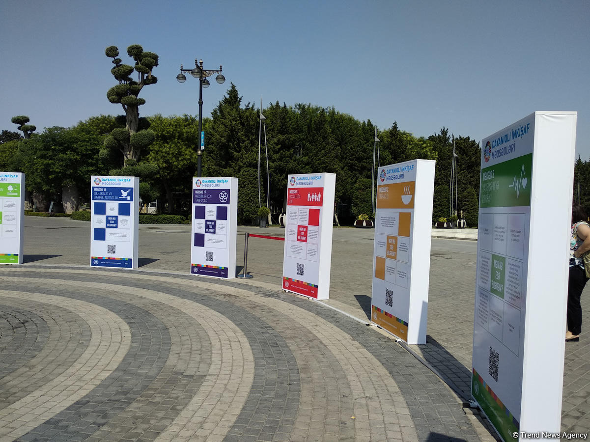 На Бакинском бульваре состоялось открытие стендов посвященных Целям устойчивого развития (ФОТО)