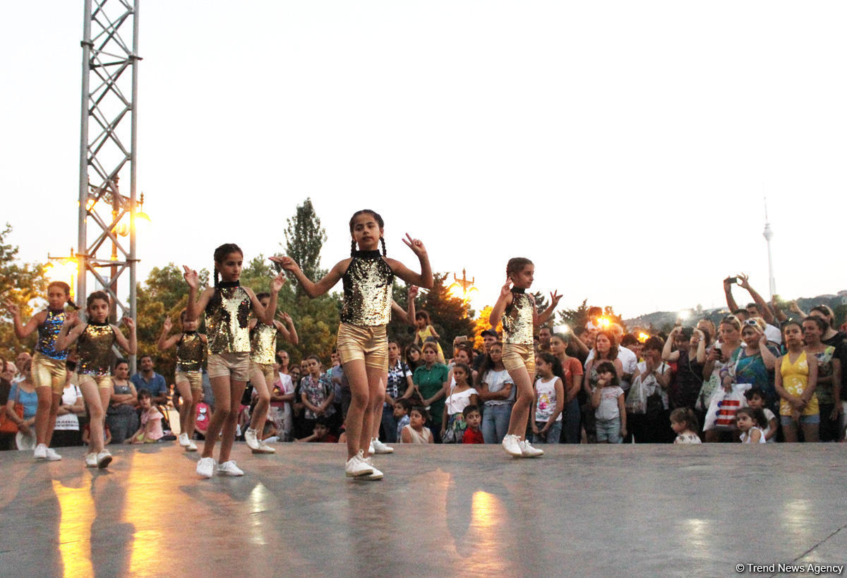Жаркое лето Бакинского бульвара – танцы и песни народов мира (ФОТО)