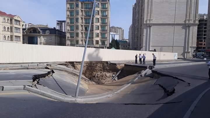 В Баку провалилась дорога (ФОТО)
