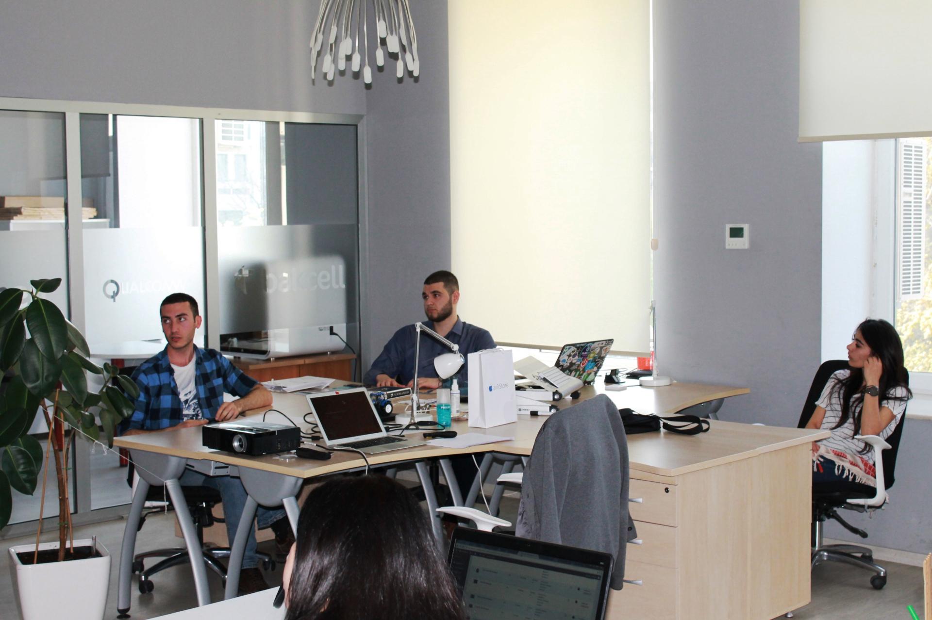 Young developers learn basics of project management at AppLab (PHOTO)