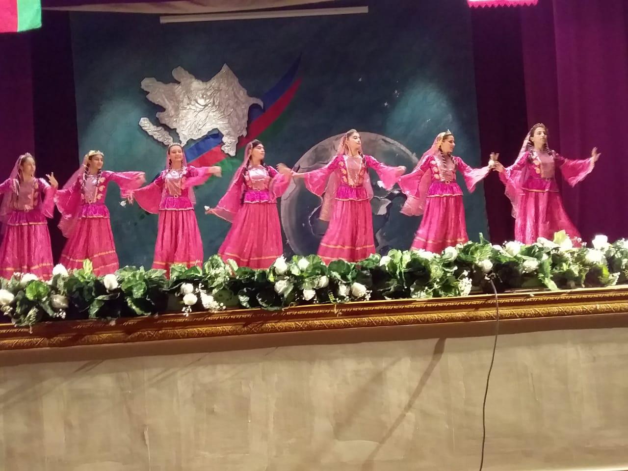 Более 400 танцоров создали Мост дружбы в Баку (ФОТО)