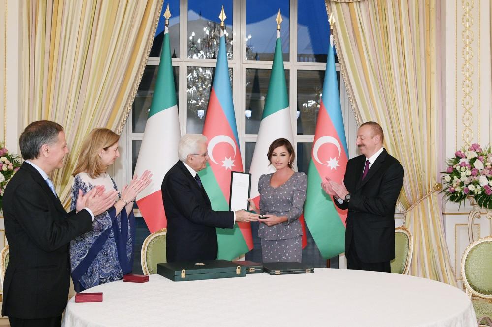 Президент Ильхам Алиев и Первая леди Мехрибан Алиева награждены орденом «За заслуги» Кавалер Большого креста  (ФОТО)