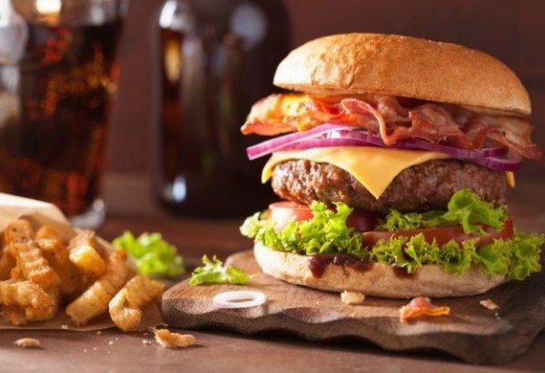 Калифорнийка съела 32 бургера за 10 минут и побила свой рекорд