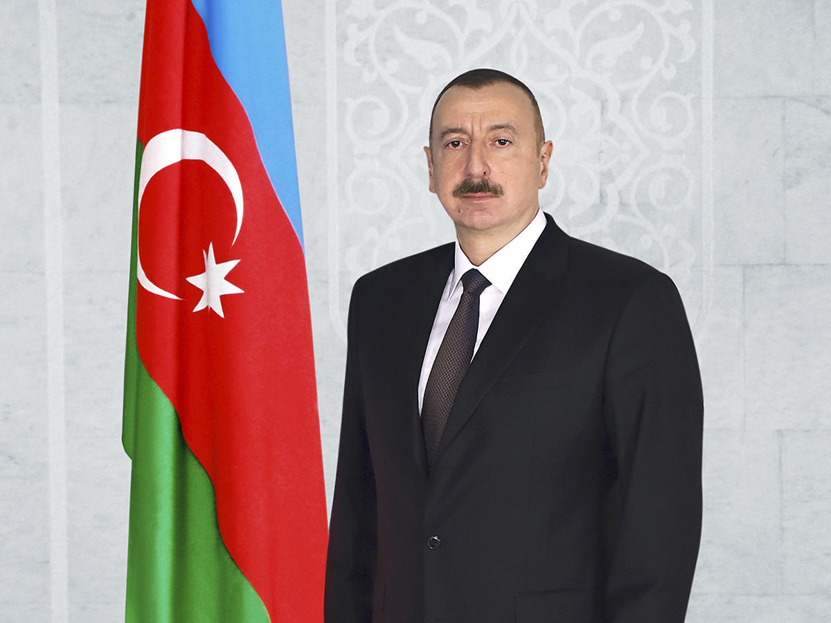 Президент Ильхам Алиев поздравил таджикского коллегу