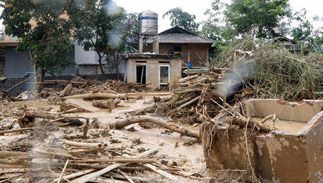 Во Вьетнаме десять человек погибли и 12 пропали без вести из-за наводнения