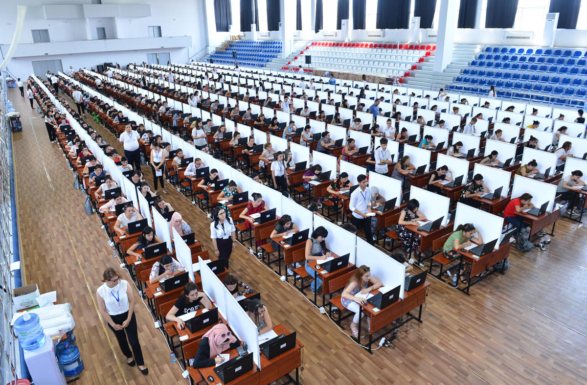 В Азербайджане имена 188 учителей-контролеров исключены из базы ГЭЦ за нарушения