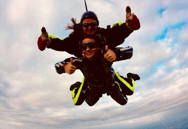 Впервые 13-летняя азербайджанка совершила прыжок  с парашютом с высоты 4400 метров! (ВИДЕО, ФОТО)