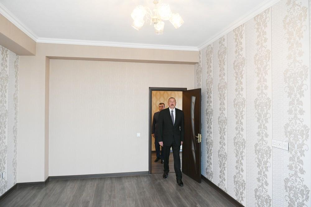 Президент Азербайджана и его супруга приняли участие в церемонии передачи квартир и автомобилей инвалидам войн и семьям шехидов (ФОТО)