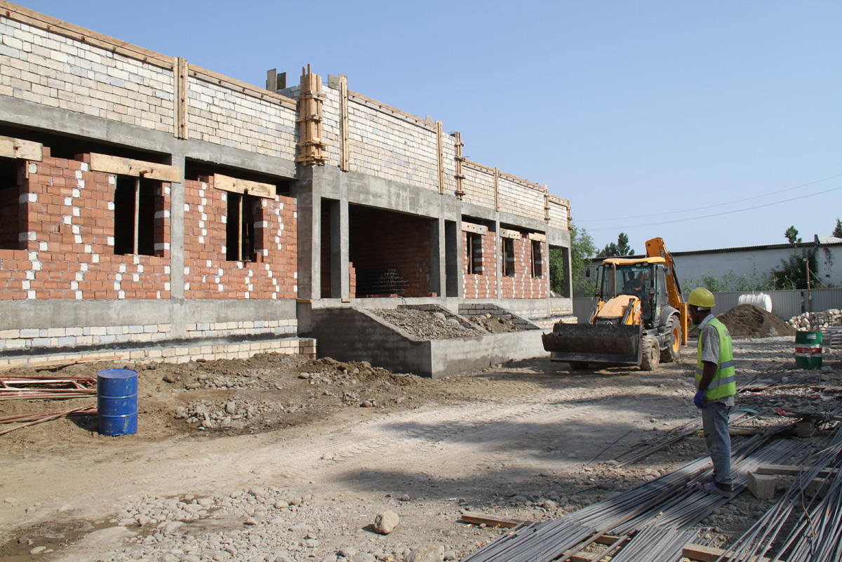 Lənkəranda inşa olunan xalça emalatxanası binasında tikinti işləri sürətləndirilir (FOTO)