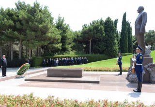 Президент Таджикистана посетил Аллею почетного захоронения и Аллею шехидов