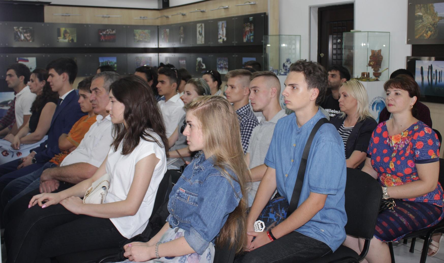 В Баку состоялась встреча со студентами, поступившими в российские вузы (ФОТО)