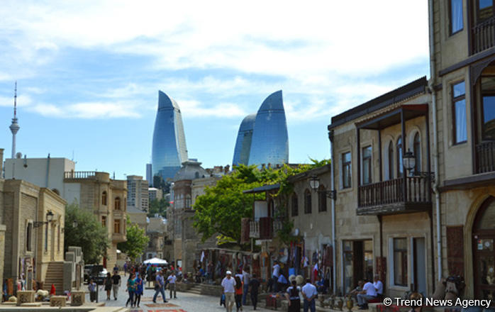 Турпоток в Азербайджан сократился почти в два раза