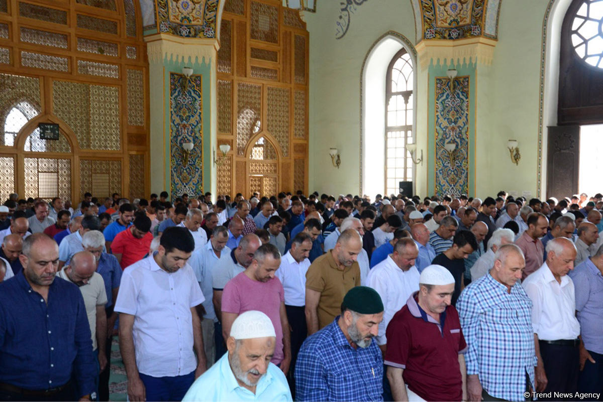 Azərbaycan məscidlərində bayram namazı qılınıb (FOTO)