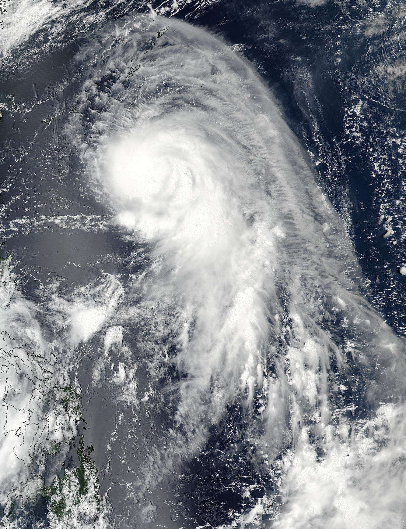 На Филиппинах тайфун "Мангхут" вышел на побережье
