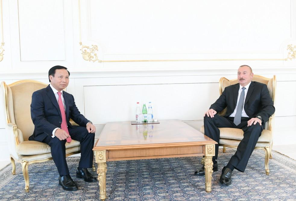 President Aliyev receives credentials of incoming Icelandic ambassador (PHOTO)