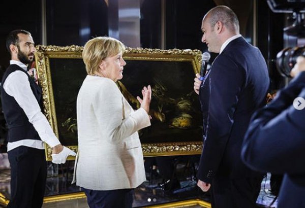Angela Merkelə Tbilisidə "gözlənilməz hədiyyə" veriblər - FOTO