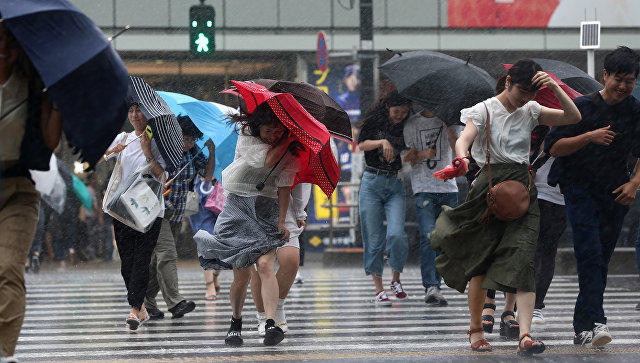 В Японии не менее 13 человек пострадали из-за тайфуна "Симарон"