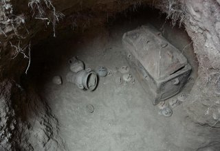На Крите нашли камерную гробницу с саркофагами и древними амфорами