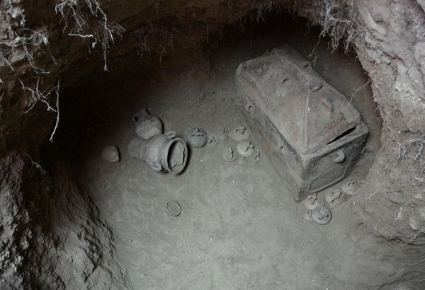 На Крите нашли камерную гробницу с саркофагами и древними амфорами