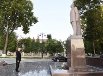 President Ilham Aliyev visits statue of national leader Heydar Aliyev in Ismayilli (PHOTO)