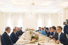 Azerbaijani president, German chancellor hold expanded meeting (PHOTO)