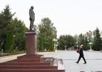 President Ilham Aliyev visits statue of national leader Heydar Aliyev in Shamakhi (PHOTO)