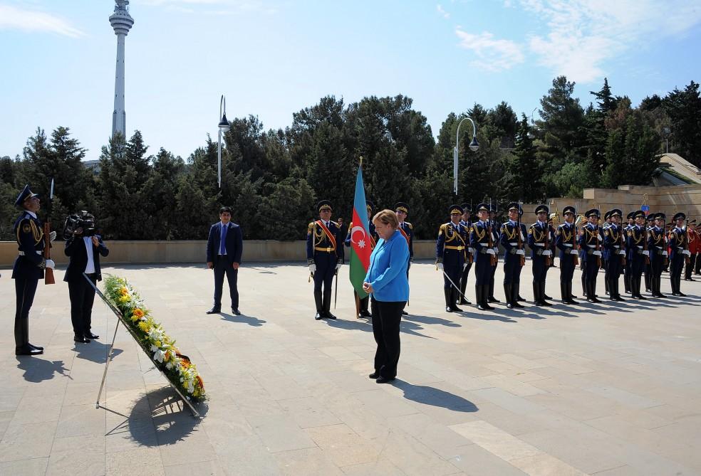 Ангела Меркель посетила Аллею шехидов в Баку (ФОТО)