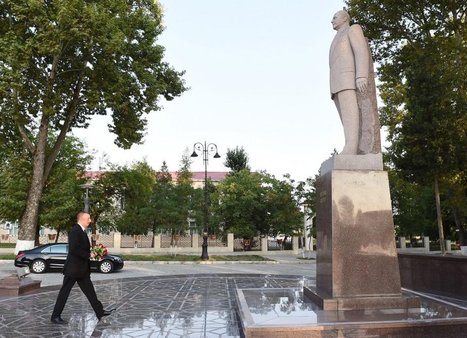 President Ilham Aliyev visits statue of national leader Heydar Aliyev in Ismayilli (PHOTO)