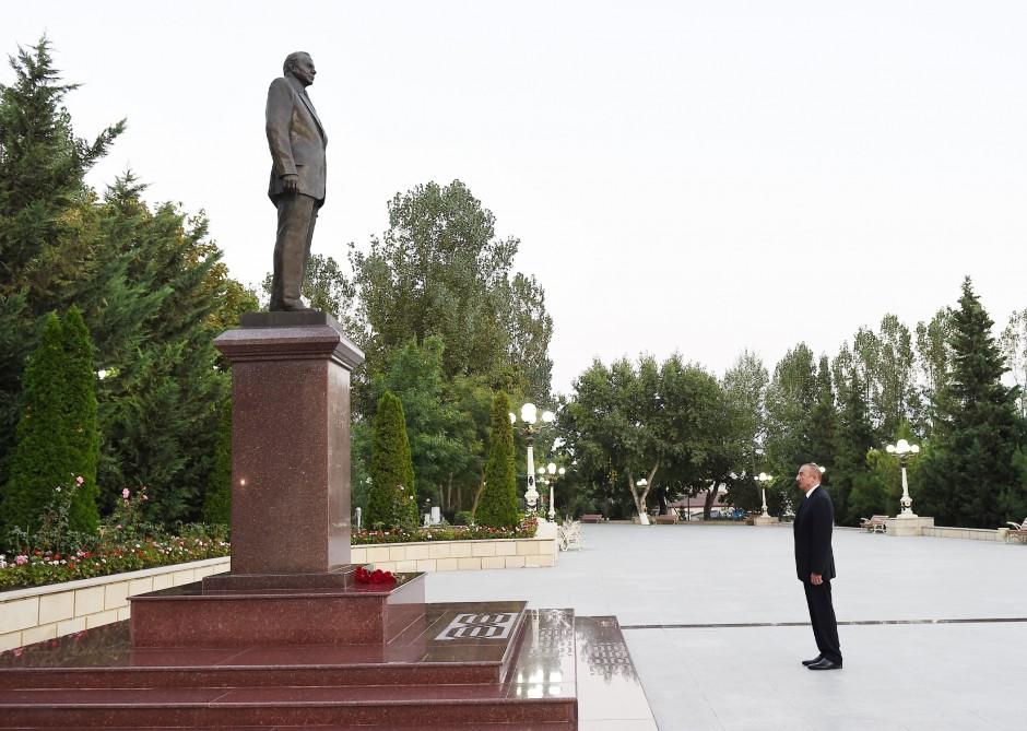 President Ilham Aliyev visits statue of national leader Heydar Aliyev in Shamakhi (PHOTO)
