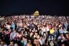 Heydər Əliyev Mərkəzinin parkında “Ulduzlar bir arada” adlı konsert proqramı təşkil olunub (FOTO)