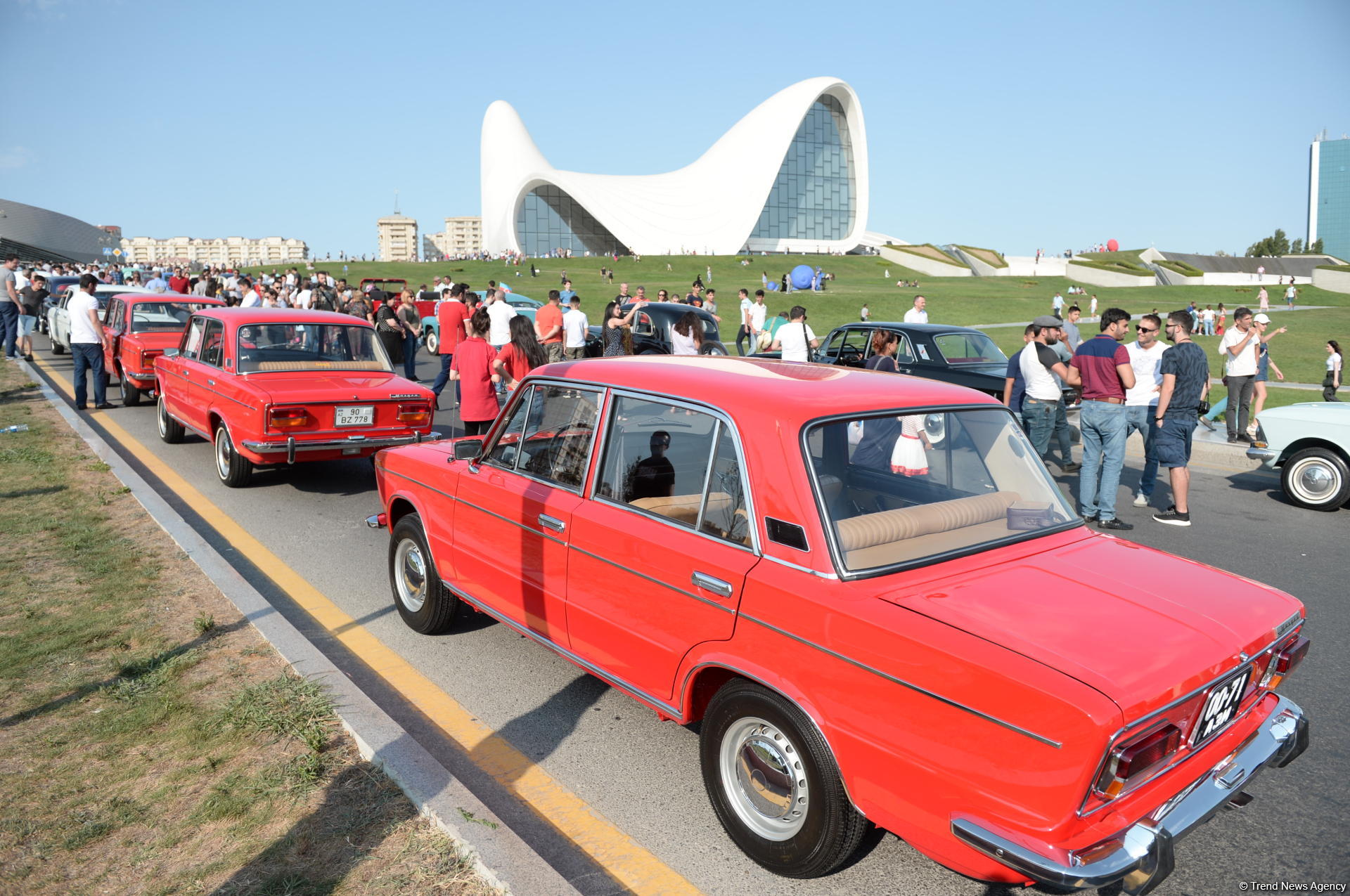 От парка Центра Гейдара Алиева по улицам Баку прошел традиционный пробег классических автомобилей (ФОТО)