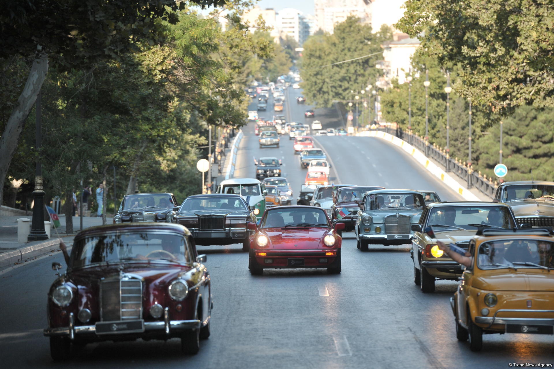 Footage from traditional classic car race in Baku