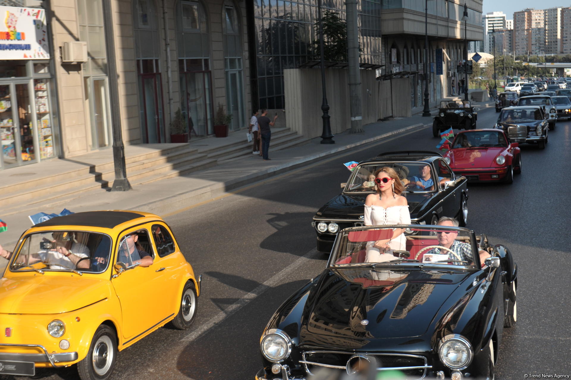 От парка Центра Гейдара Алиева по улицам Баку прошел традиционный пробег классических автомобилей (ФОТО)