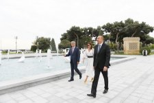 President Ilham Aliyev, first lady Mehriban Aliyeva attend opening of fountain complex in Baku (PHOTO)