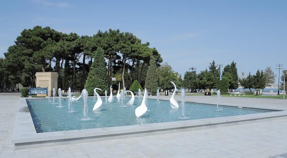 Президент Ильхам Алиев и Первая леди Мехрибан Алиева приняли участие в открытии вновь восстановленного фонтанного комплекса "Лебеди" на Бакинском бульваре (ФОТО)