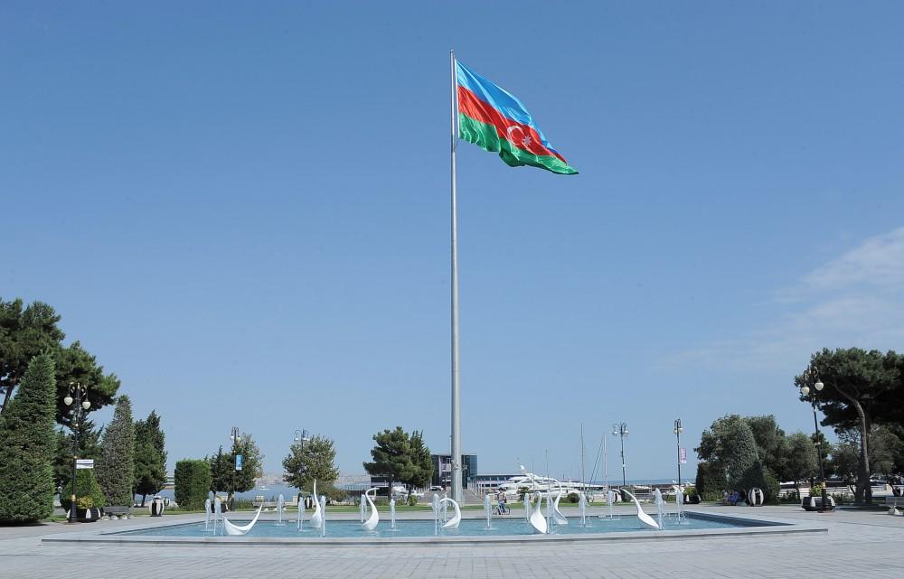 Президент Ильхам Алиев и Первая леди Мехрибан Алиева приняли участие в открытии вновь восстановленного фонтанного комплекса "Лебеди" на Бакинском бульваре (ФОТО)