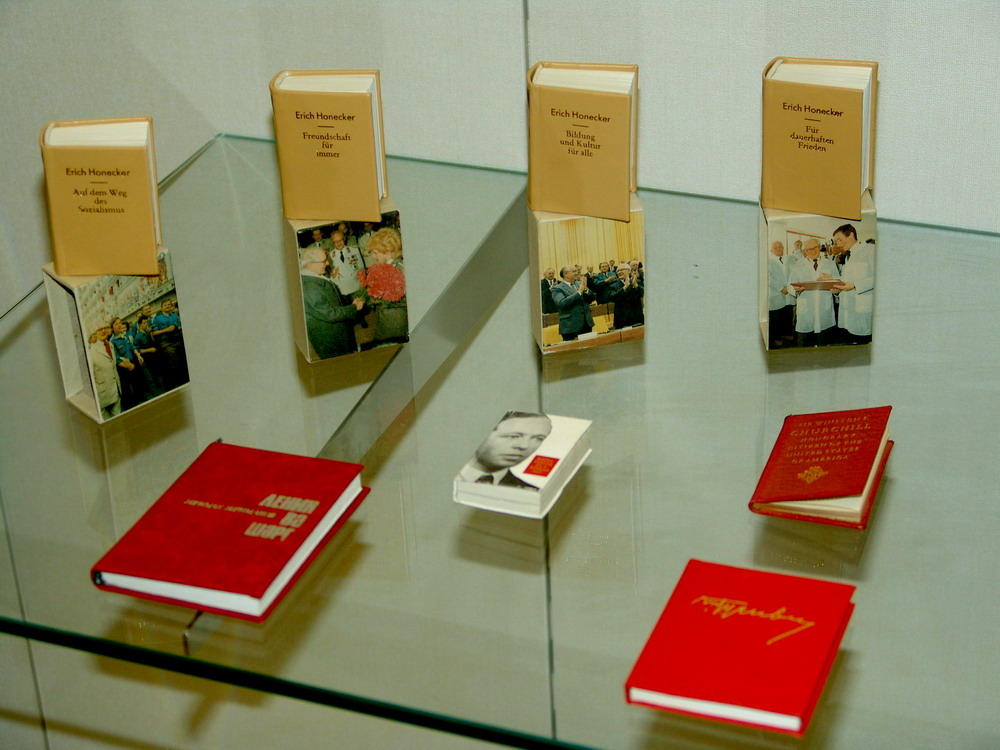 В Сибири представлена выставка миниатюрных книг из Азербайджана (ВИДЕО, ФОТО)