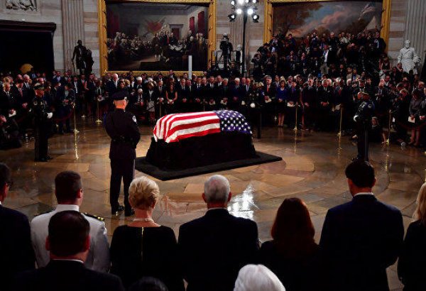 В Вашингтоне началась церемония прощания с Джоном Маккейном