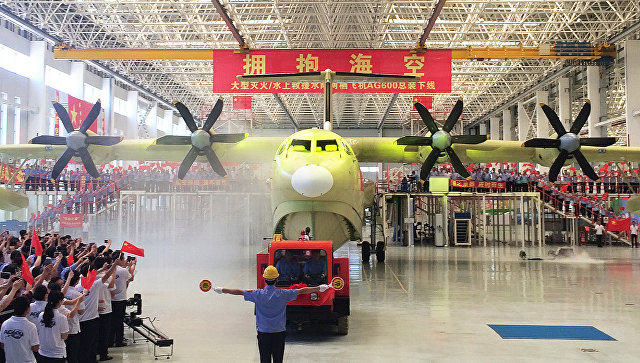 В Китае начались испытания на воде крупнейшего в мире самолета-амфибии