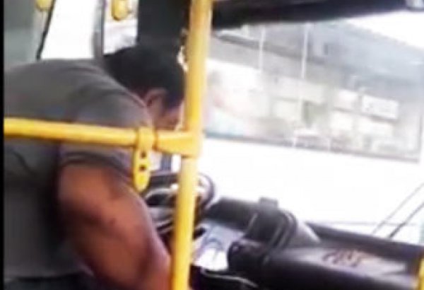 Bakıda avtobus sürücüsü sükan arxasında yatdı, BNA-nın münasibəti (VİDEO)