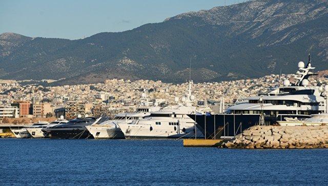 В Греции моряки, требующие повышения зарплаты, на сутки продлили забастовку